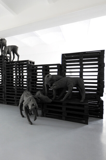 Paolo Grassino, Analgesia nero, particolare, 2012, spugna sintetica su polistirolo e legno, dimensioni variabili
