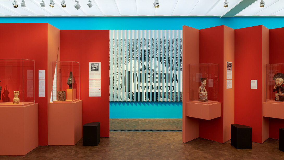 Verschiedene Künstler, Im Dialog mit Benin. Kunst, Kolonialismus und Restitution, Ausstellungsansicht. Mit freundlicher Genehmigung des Museum Rietberg