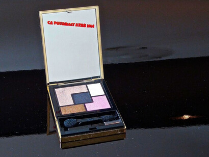 Pierre Sportolaro, ça pourrait être moi, poudrier Yves Saint Laurent, tampon à la céramique, 2015