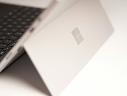 A Microsoft se destacou no mercado de tecnologia ao popularizar seu sistema operacional em diferentes máquinas