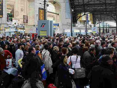 Persone si ammassano in attesa dei treni alla stazione Centrale di Milano