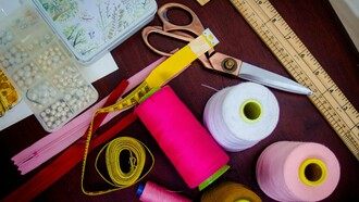 Ogni borsa creata a mano ha delle piccole variazioni che la rendono irripetibile, lontana dalla standardizzazione dei prodotti industriali