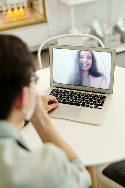 Paciente en una consulta a distancia. La medicina virtual utilizando plataformas de telemedicina, aplicaciones de salud y herramientas digitales avanzadas