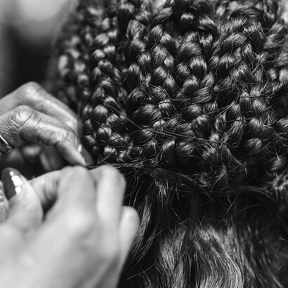 Prendersi cura dei capelli può diventare un rituale quotidiano di ascolto di sé, un momento lento in cui il corpo ritrova attenzione e calma