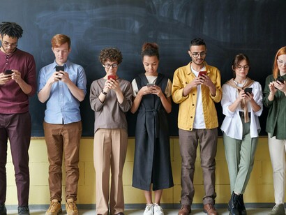 Assim, a construção de identidades no ambiente digital exige consciência crítica, diálogo intercultural e políticas que garantam diversidade, proteção contra discriminação e valorização das culturas locais. As redes sociais não determinam quem somos, mas moldam os caminhos pelos quais narramos e compartilhamos nossas histórias