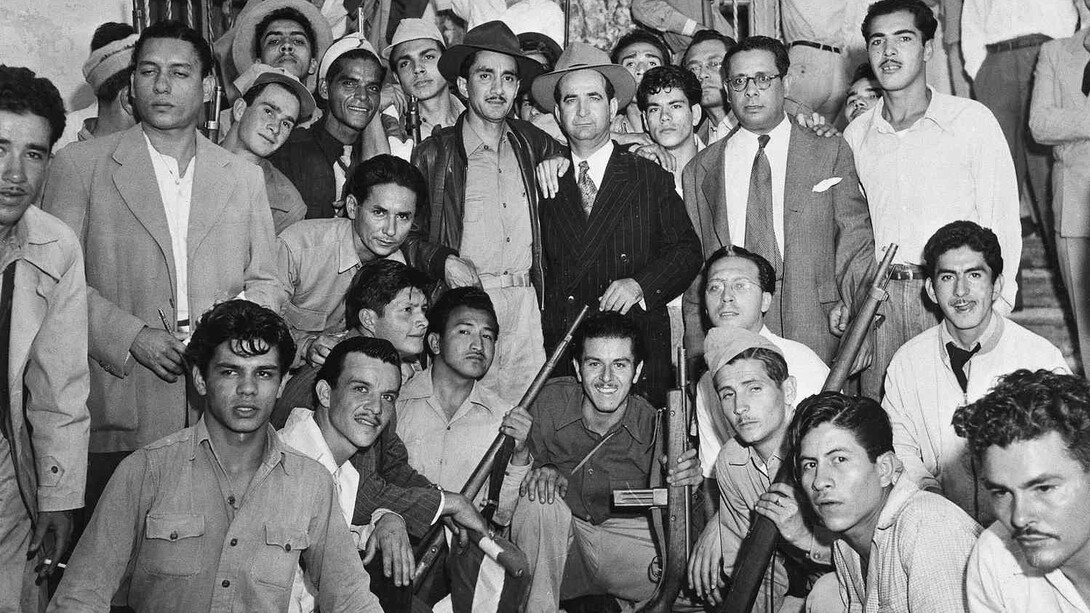 José Figueres Ferrer, caudillo victorioso de la Guerra Civil de Costa Rica, con un grupo de soldados