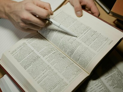 Un individu lit un roman et essaie de mettre en évidence certaines phrases ou certains mots au cours du processus
