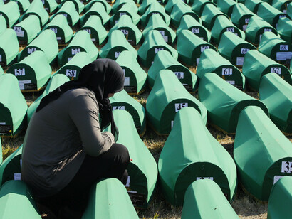 Mujer llora en un sepelio de las víctimas de la masacre de Srebrenica. En dos décadas se ha identificado a 6,800 víctimas gracias al coraje de las Madres de Srebrenica, que no han cejado en buscar a sus familiares en las fosas desperdigadas por los bosques cercanos
