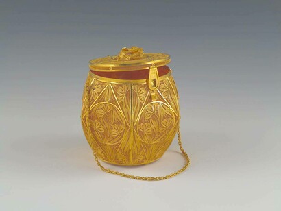 Borsa a sei facce in oro 23 carati con catenella d'oro, fiore d'oro sul coperchio e interno foderato in seta bianca. Regalo della First Lady indonesiana alla First Lady Betty Ford