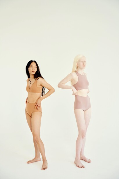 Duas amigas em roupas beges