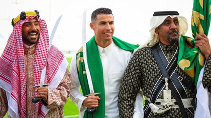 Cristiano Ronaldo em celebração do Dia da Fundação da Arábia Saudita  junto a líderes do clube Al Nassr