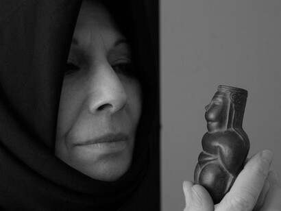 Donna sarda con statuetta votiva