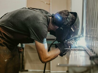 A crise veio expor aquilo que se tentou ignorar: cadeias de produção excessivamente longas, dependência de mercados distantes, desvalorização do trabalho humano e uma relação predatória com o ambiente. O sistema funcionava, sim, mas à custa de um desgaste contínuo que, mais cedo ou mais tarde, teria consequências






