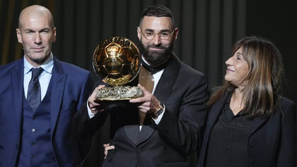 Karim Benzema. Le joueur du Real Madrid a reçu le trophée du Ballon d’Or des mains de Zinédine Zidane, le 17 octobre au Théâtre du Châtelet © Francois Mori-AP-SIPA