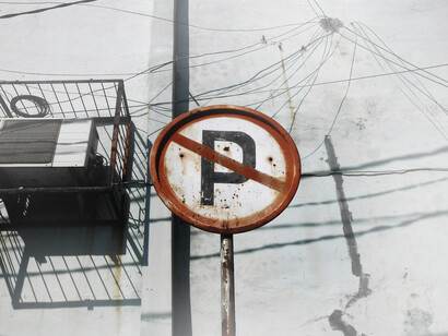 Segnale stradale di divieto al parcheggio