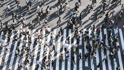 Cerca de 3.000 pessoas atravessando a rua Shibuya ao mesmo tempo