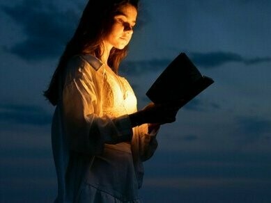 Eram histórias fascinantes sobre a natureza, divindades, relações humanas e outros assuntos relacionados com moral e o respeito pelos mais velhos. Eram histórias que podiam demorar horas ou dias, mas que todos, em comunidade familiar, à volta do contador ou da contadora de histórias, ficamos a ouvir o tempo que fosse necessário, sem tédio e sem cansaço. No final da história, havia sempre uma lição aprendida, uma moral para todos reterem e viverem