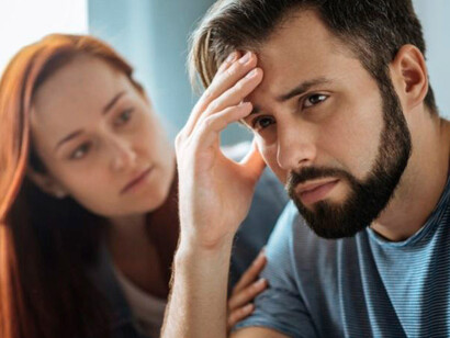 Mujer apoya a un hombre deprimido