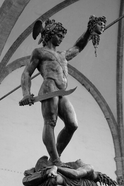 Escultura de bronze feita por Benvenuto Cellini (novembro de 1500 – fevereiro de 1571). A cabeça de Medusa degolada e exposta por Perseu, eternizada na tradição artística como imagem de horror e poder, revela a dimensão simbólica da decapitação: não apenas eliminar o inimigo, mas transformá-lo em emblema — um aviso petrificado de que o poder pode ser absoluto e a violência, espetáculo