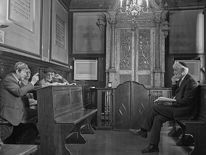Ferdinando Scianna, Insegnamento del rabbino nel Midrash Luzzatto dentro la sinagoga Levantina © Ferdinando Scianna / Magnum Photos. Courtesy of Casa dei Tre Oci 