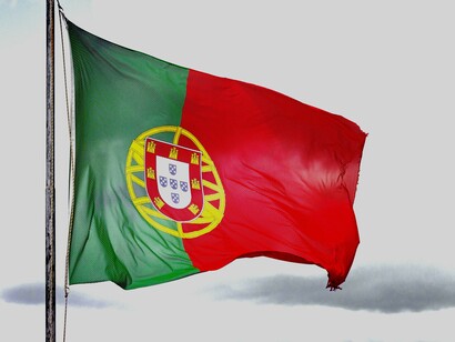 Bandeira de Portugal, foi aí que nasceste, foi aí que cresceste, a tua casa