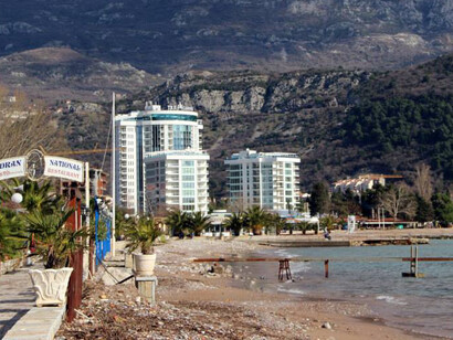 Budva, Montenegro. Edificio Trecanne junto a la playa. Foto: Luis García