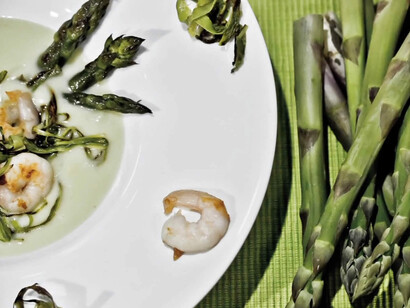 Vellutata di asparagi bianchi con gamberi croccanti