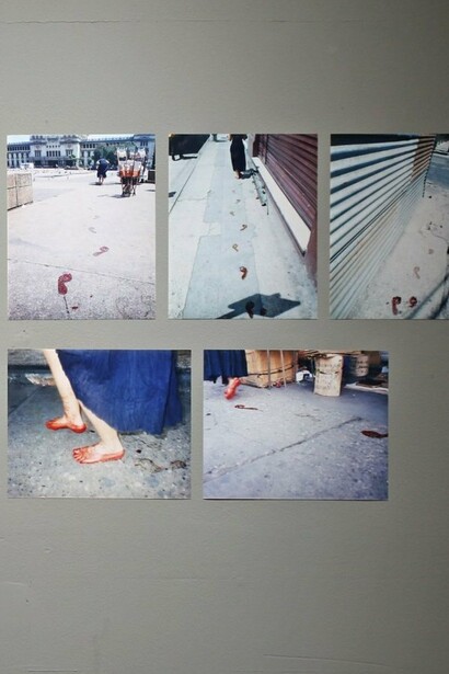 "Huellas de sangre", fotografías/performance, Regina José Galindo