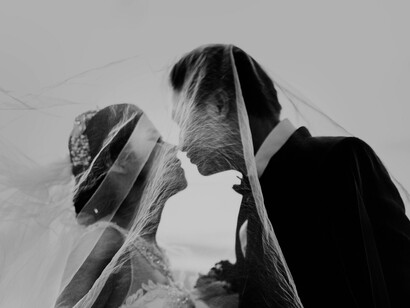 Em nossa vida cotidiana estamos sempre projetando a figura do(a) parceiro(a) ideal em pessoas cujo perfil mais facilmente acolha esta projeção