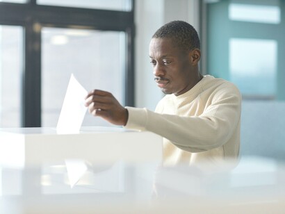 Jovem votando nas eleições