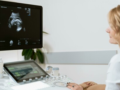 Soft skills. I medici devono svolgere un ruolo di guida, supervisione e monitoraggio utilizzando la propria intelligenza e le capacità che li rendono superiori alle macchine, in particolare l’astrazione, l’intuizione, la flessibilità e l’empatia, le cosiddette soft skills, aspetti della professione che un algoritmo non saprà mai riprodurre