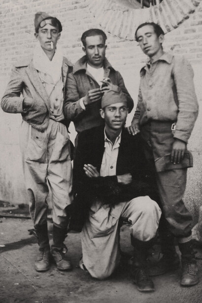 Miguel Hernández con sus compañeros milicianos republicanos