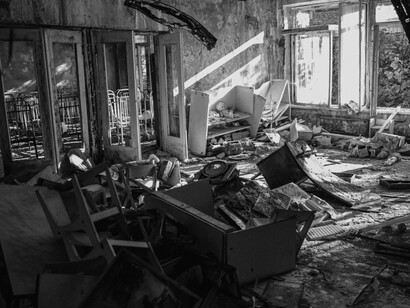 El rastro del desastre en una guardería. Cunas vacías y juguetes esparcidos entre el mobiliario destrozado
