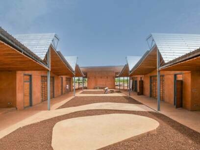 Cortile del Burkina Institute of Technology (BIT). Foto di Kéré Architettura