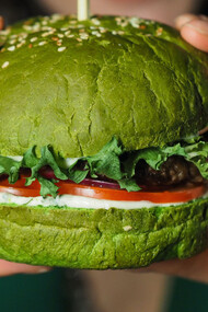 Pão de hamburguer feito de espinafre e carne vegetal