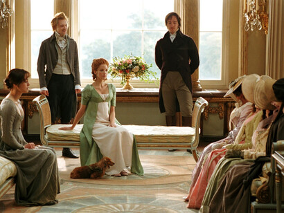 Encuentro social en la adaptación cinematográfica de "Orgullo y prejuicio" (2005), dirigida por Jow Wright