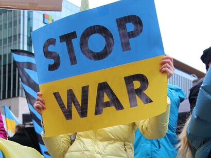 A giant sign in the Ukrainian colors that reads "stop war"