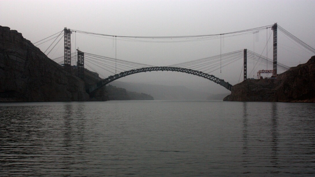Il ponte sul fiume Giallo della ferrovia Junshuo in costruzione Ordos City, Cina