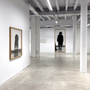 Helena Almeida, To hold the line with my fingers, exhibition view. Courtesy of Prats Nogueras Blanchard