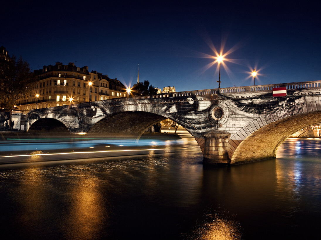 JR, "28 Millimètres, Women Are Heroes, Exposition in Paris, Pont Louis-Philippe - Pont Maris side by night, with barge, France" / "28 Millimètres, Women Are Heroes, Exhibition in Paris, Pont Louis-Philippe - Pont Maris side by night, with barge, France", 2015, Photographie couleur sur papier monté sur aluminium / Color print on metallic paper mounted on aluminum, 125 x 187.6 cm / 49 7/32 x 73 27/32 in © JR-ART.NET, Galerie Perrotin