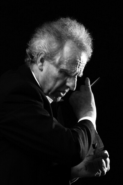 Benjamin Zander dirigiendo a la orquesta