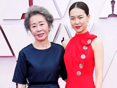 Youn Yuh-jung y Han Ye-ri, a su llegada a la alfombra roja de la Union Station de Los Ángeles. Foto: Chris Pizzello