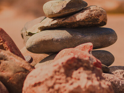 Rocas en equilibrio: cuando un jefe grita intenta hablar con un tono bajo y despacio, esto permitirá que te preste más atención