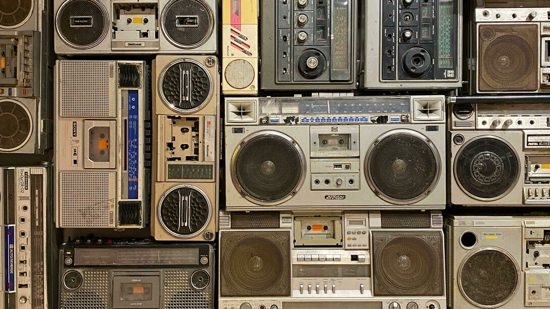Aparelhos de rádio comuns nos anos 1990. Foi uma década de transição, marcada pelo avanço tecnológico, pela globalização em ritmo acelerado e por mudanças culturais significativas
