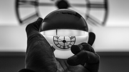 Tiempo, muerte y memoria: nada es igual a sí mismo nunca... sea infinito y lineal como el tiempo de Occidente, o circular e iterativo como el de Oriente