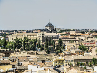 Toledo, España. Y que la luz de la luna al anochecer ornamente el alféizar de tu torre