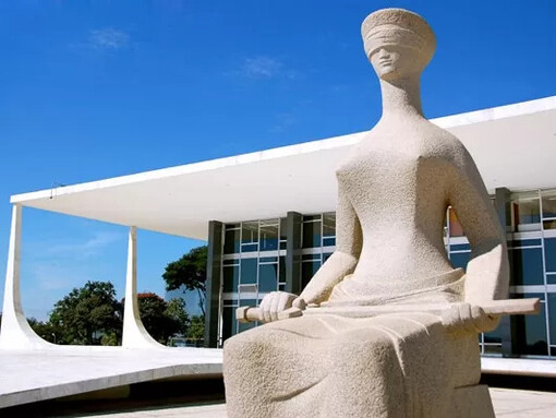 Monumento da justiça em frente ao Congresso Nacional de Brasília, a capital do Brasil, no Distrito Federal