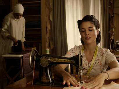 Fotograma de «El tiempo entre costuras»,  serie dramática española de televisión producida por Boomerang TV para el canal Antena 3