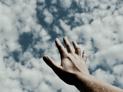 Mano abierta apuntando al cielo
