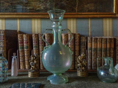 Particolare delle stanze della Clausura: bocce e boccette di fogge diverse, statuine e libri. Credito fotografico: Marco Beck Peccoz